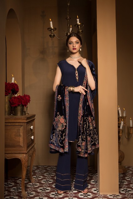 Bareeze-Luxury-Winter-Embroidered-Dresses-Shawls-Designs