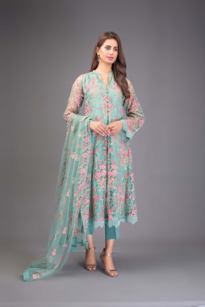 Bareeze-Luxury-Winter-Embroidered-Dresses-Shawls-Designs-5