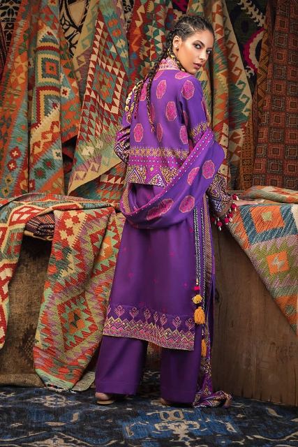 gul-ahmed-pre-fall-embroidered-linen-collection-9