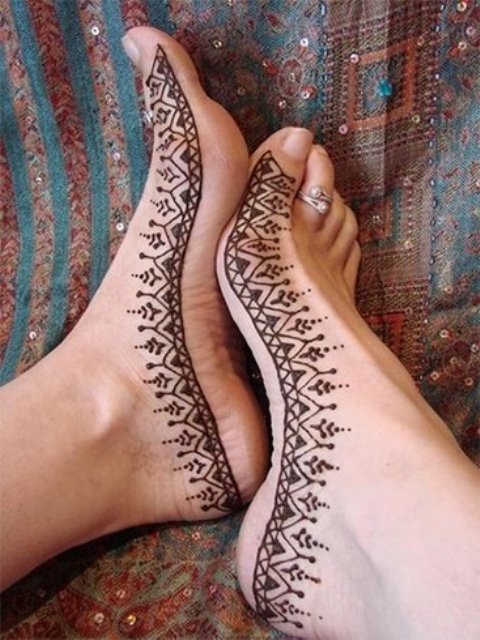 Border mehndi Design For Feet
