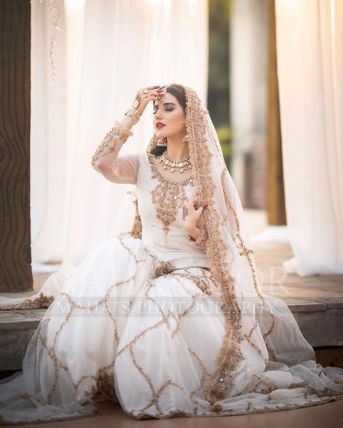 beautiful-bridal-looks-in-white-pakistan