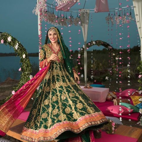 bright-mehndi-bridal-looks-Ayeza-Mehndi