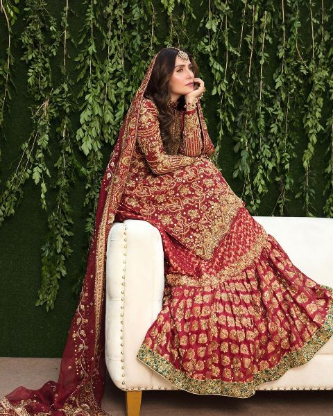 traditional-barat-bridal-look-Ayeza-Khan